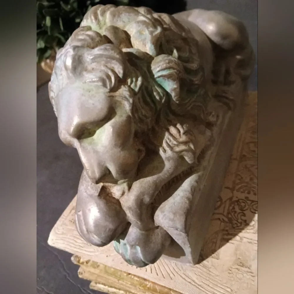 Sleeping Lion Sculpture on Books of Religion RARE & UNIQUE - Picture 4 of 17